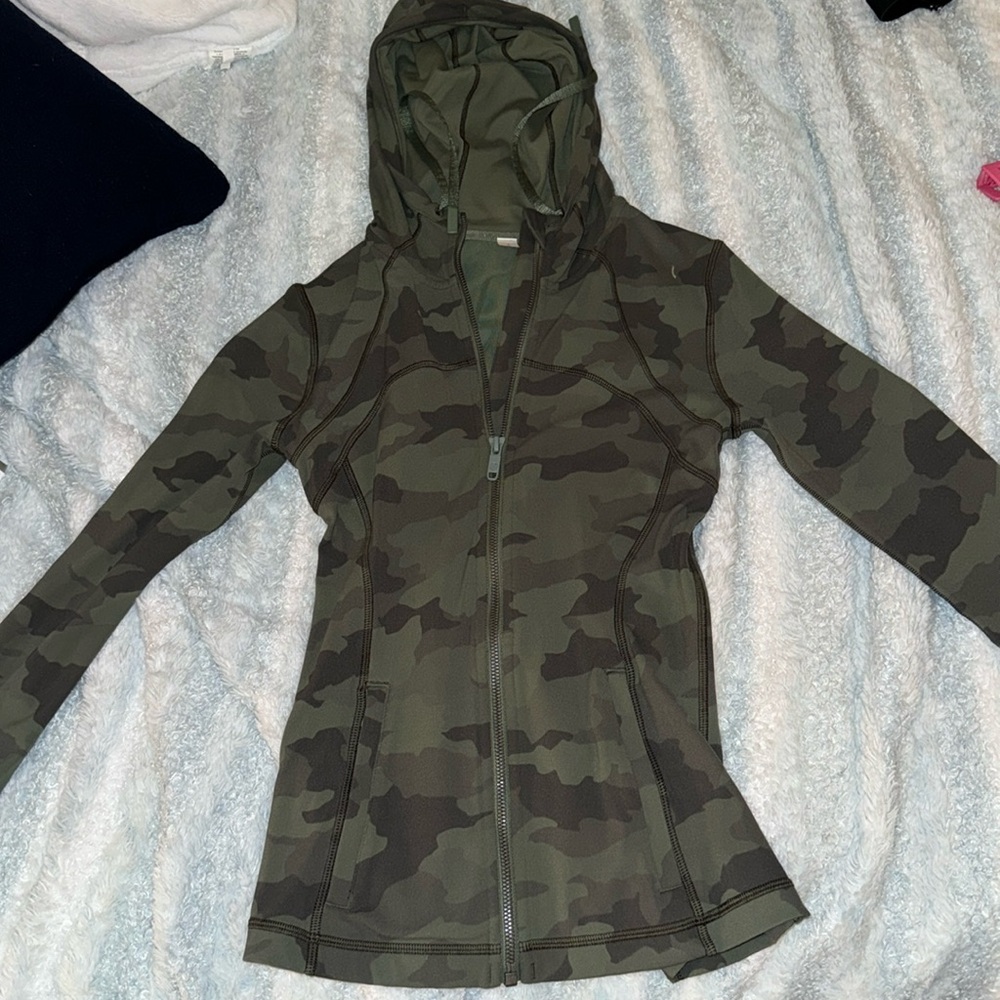 Lululemon camo zip up: bought new wore twice. In brand new condition.